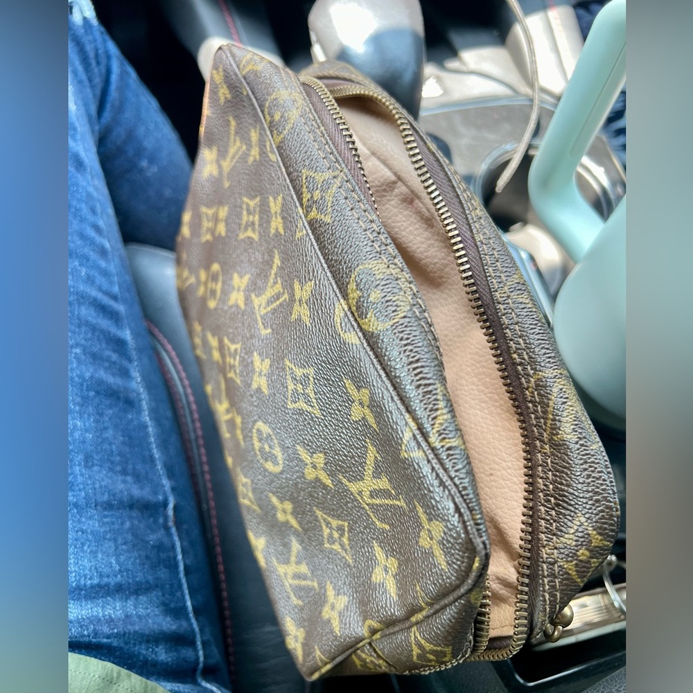 🍑AUTHENTIC LV Trousse 23